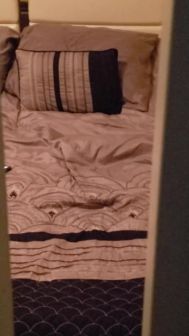 Sexycrittler: Une femme excitée surprise en train de se masturber devant...