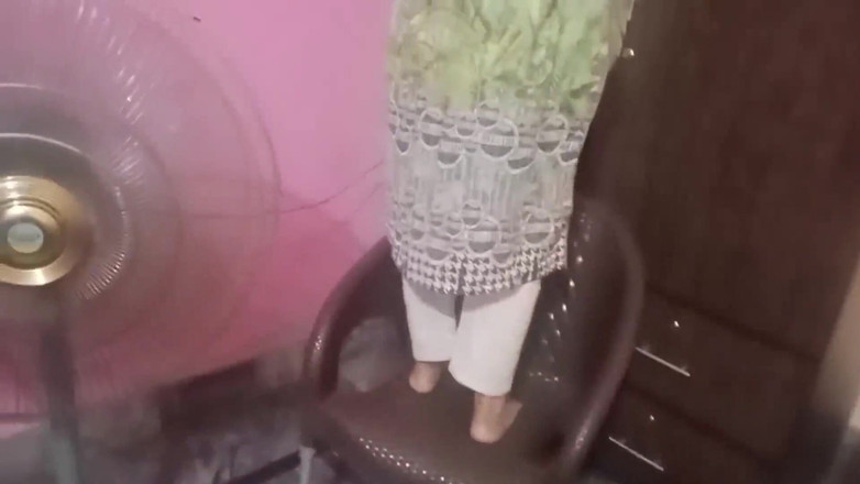 SHAKRATASNEEM: Une demi-sœur desi baise avec son demi-frère