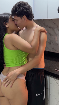 내 욕망 많은 의붓여동생은 옷을 벗고 나가서 꽉 끼고 풍부한 자지를 세게 박을 핑계를 찾는 걸 개의치 않는다.
