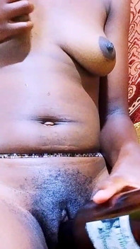 Vieni a scopare la mia figa bagnata mentre si masturba con la bottiglia