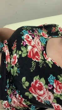 Гарненька рожева кнопка живота Кайо Івасави, оголена, розтягнута та сіпання під рукояткою лампи для відсмоктування