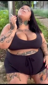 Diosa BBW fumando su cigarrillo en público