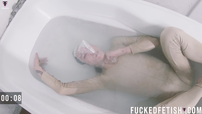 Fucked fetish: サッティラ フル デスパレート バッグと水浴槽 ファニーフェイス
