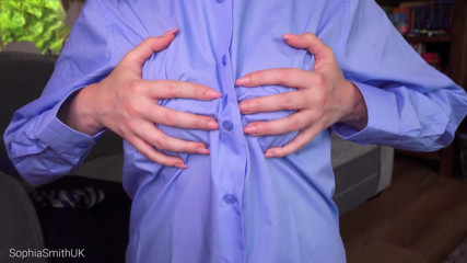 SophiaSmithUK: Une fille en chemise bleue encourage et taquine