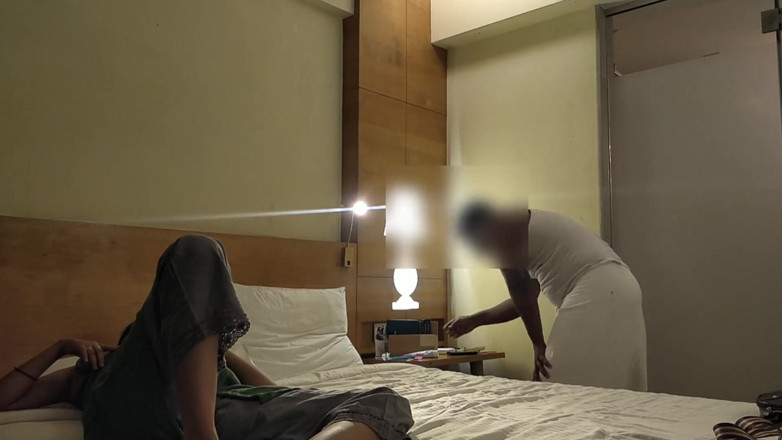 Trisha Hotness: Hintli randi azgın otel odası servis görevlisini davet ediyor