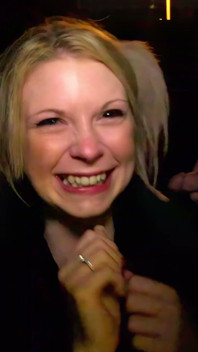 Die blonde MILF-ehefrau Paige wilson geht auf ihre erste dogging-Mission und ist von harten, geilen schwänzen umgeben, die darauf warten, trocken gelutscht zu werden