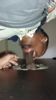 Glory Hole Avec Une Bite Noire