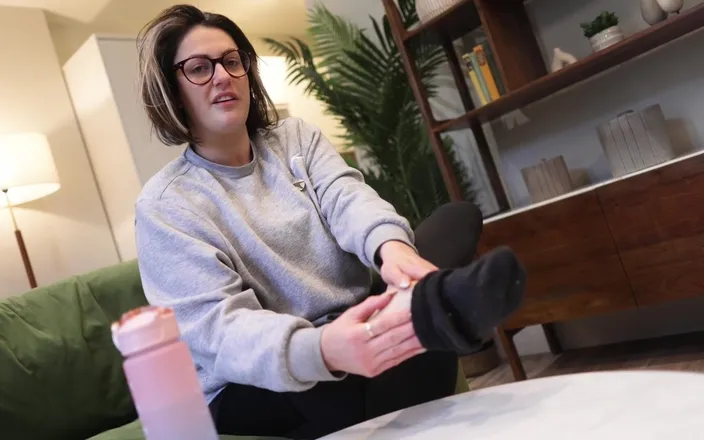 Countess diamond: Roommate Submissive - Gym Foot Worship