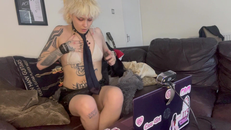 Glitterqueen1999: Gótica tiene dolor de corazón y auto-resus cpr