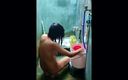 Navrim: Navrim en el baño duchándose al estilo indio