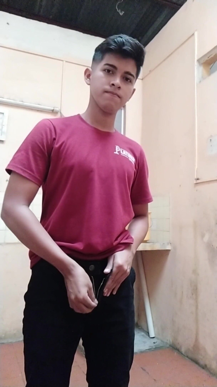 Chicos Virales: Hot teen boy masturbates