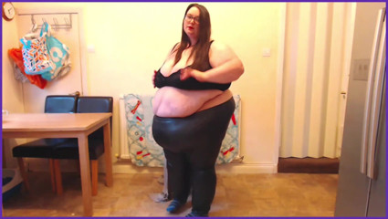 SSBBWLadyBrads: Tlustá ssbbw v módní show v těsných kožených kalhotách
