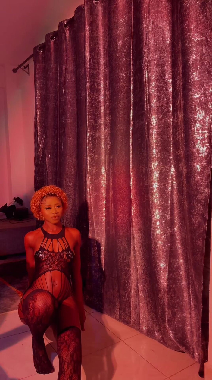 Chickysue: Seksi iç çamaşırı dansı