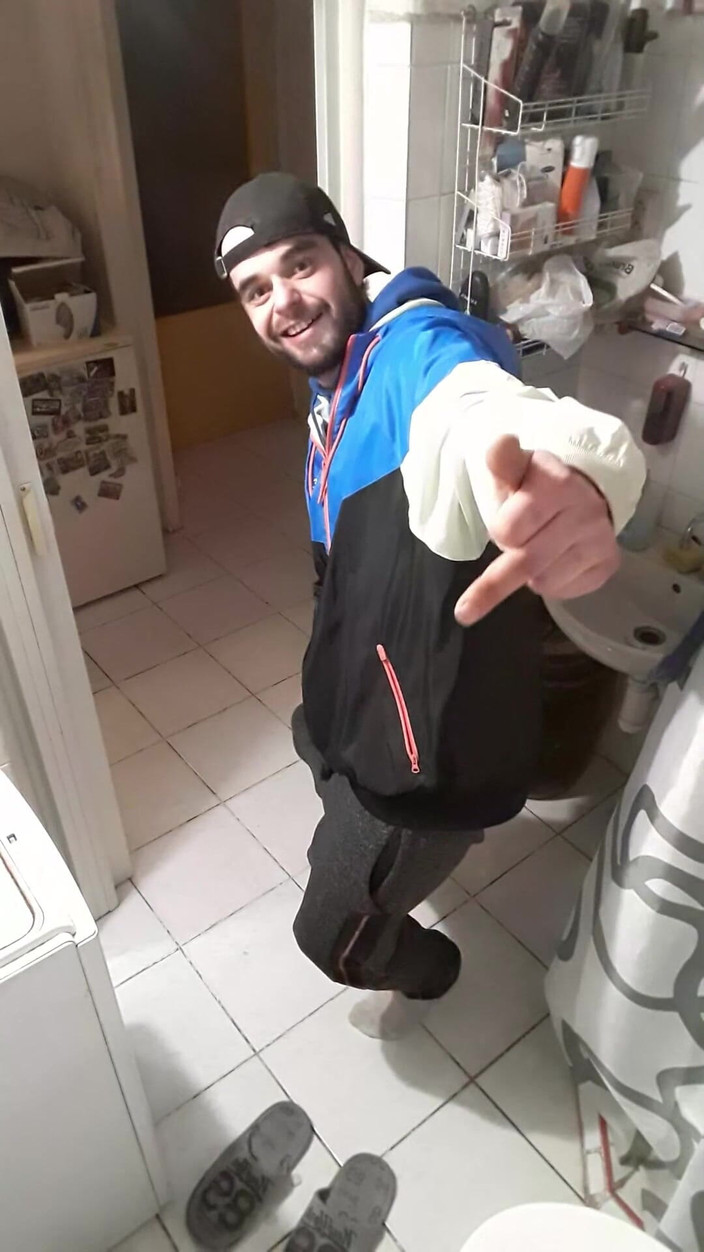 jerkofflover: Banyoda eski erkek arkadaşıma mastürbasyon yapıyorum çünkü uyuyakaldı ve bana verecek...