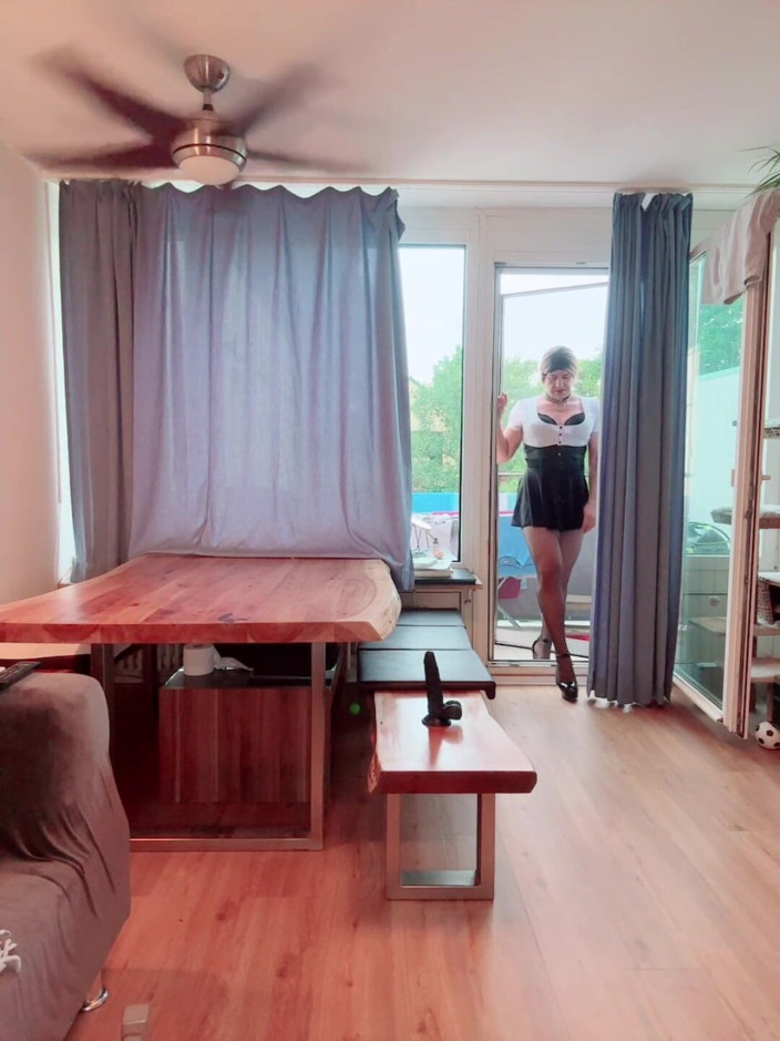 SissyDaniella: Sissy kommt von der arbeit nach hause