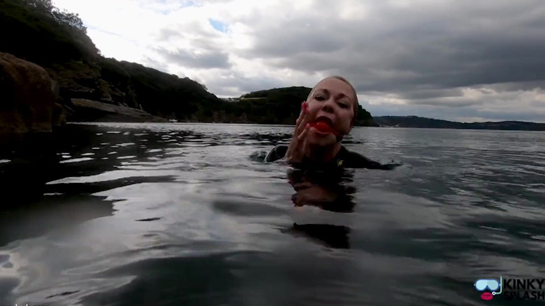 UKCuteGirl Lucy Lauren: Oceánská lanová bondage s ballgag v neoprénu