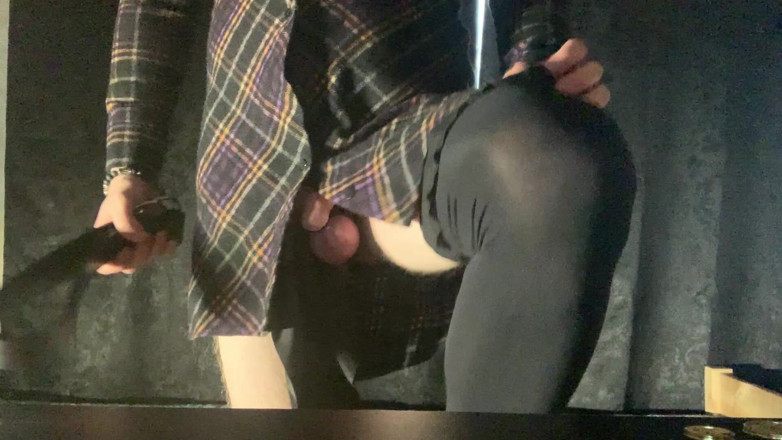 Valentine Tiger: Crossdressers Self Výprask se svázanými koulemi a malým ptákem
