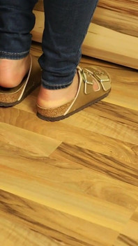 Jeans und gold sandalen mit zwei straps - nylonfüße necken