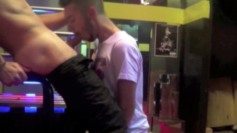 Sneaker gay: O curvă twink futută de 2 băieți strâmți în camera din spate