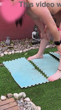 Kelas yoga berakhir dengan creampie