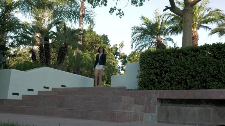 Sunset seductions: Loira e morena lambendo buceta à beira da piscina