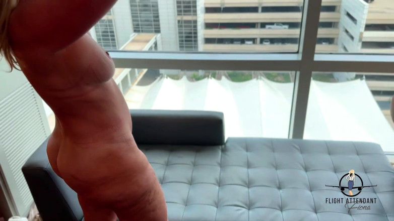 Flight Attendant Fiona: Chtěj malou kraťasu