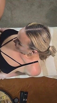 Birds Eye Neuken Massage Tafel Top Down Blondine