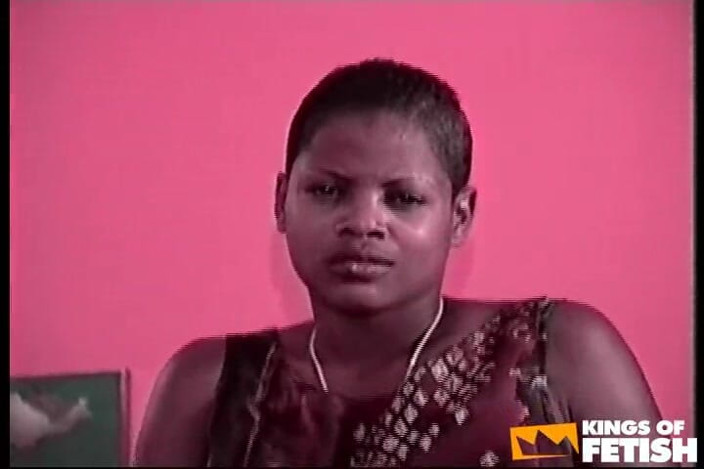 Inter-racial: Eboni dengan tetek besar bermain dengan mainan dan dikongkek pepeknya...