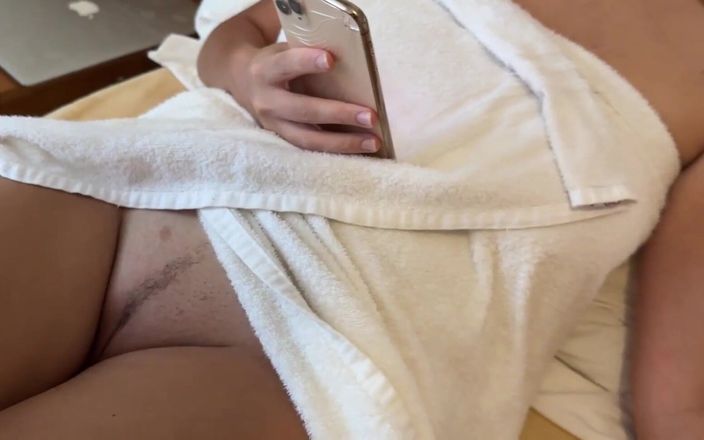 Ivana Montana: 继女在她赤身裸体的时候被她饥渴的继父抓住了