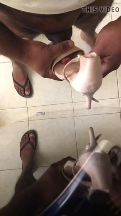 Sexy sereppu: Mit einem high heels schuh masturbieren