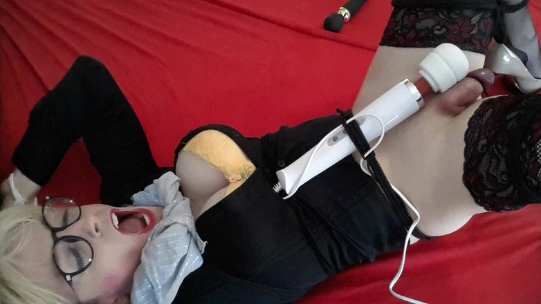 TV_Helena: Tranny svázaná sexuální hračkou musí stříkat