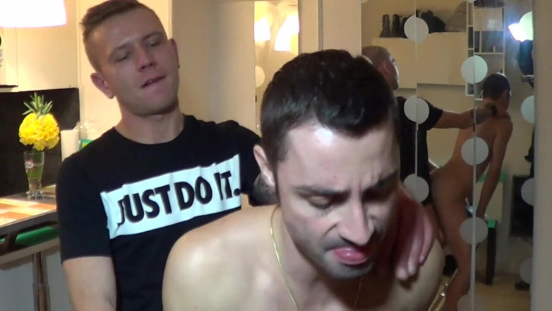 Gaybareback: Schlampe Kosmin wird von dem XXL-schwanz von Oscar Wood ohne...
