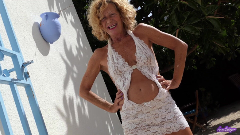 Anne Swinger: Je te montre quelle est ma position préférée pour baiser.
