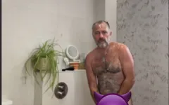 Ora dușului lui tati. Golindu-mi coaiele pentru băieții mei. Ejaculare împușcată și o masturbare grozavă