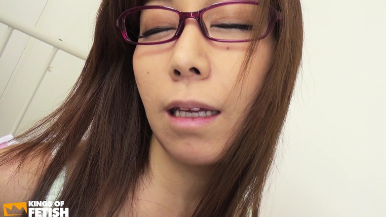 Pure Japanese adult video ( JAV): 부하를 삼키기 전에 환자 털이 무성한 자지를 빨아주는 발정난 일본 의사