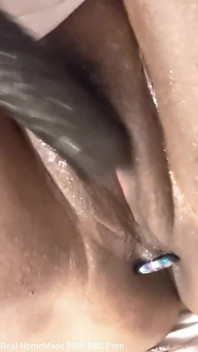 Martellando la mia figa bagnata con un grosso dildo stimolante il mio clitoride con spazzolino elettrico