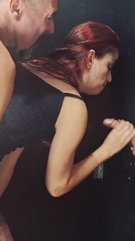 ¡Gloryhole de esposa chupando y regalada!