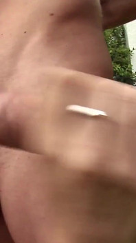 Develine Foxyは、同時に多くのコックを吸うのが好きな売春婦です