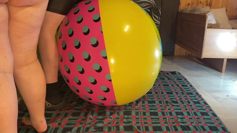 BeachBallsDuo: हमारे 200kgs के नीचे कुचल दो विशाल 42 और 48 Beachballs!