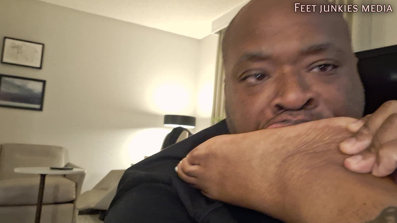 Foot Patrol: Hóspede da casa recebe seus pés mastigados e chupados