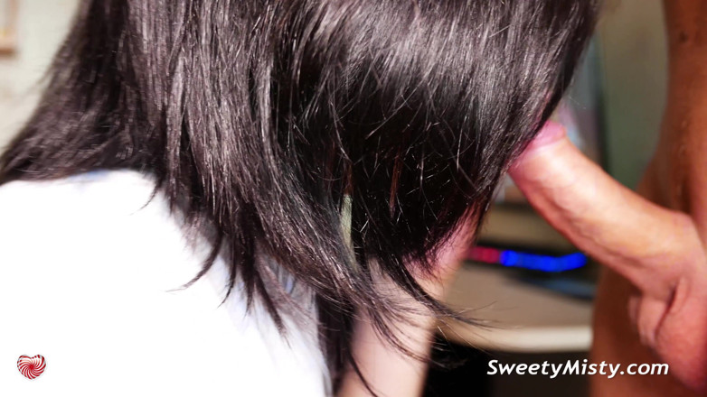 Sweety Misty: Teenie-blowjob und sperma auf mund und gesicht