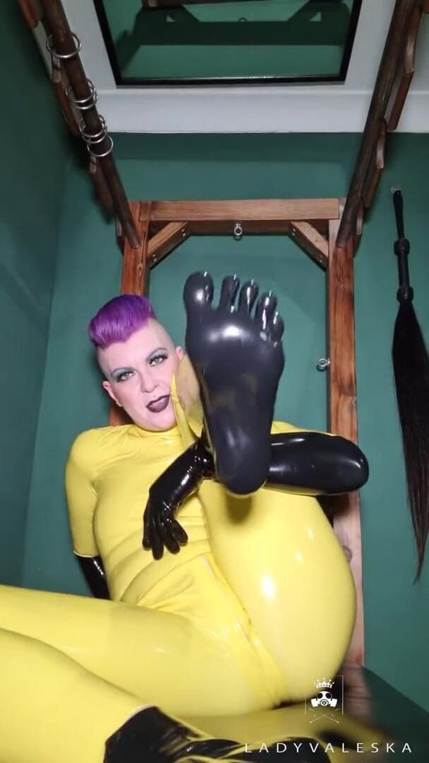 Lady Valeska: Latexfüße und latexhandschuhe verehren