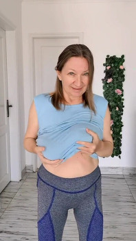 Zralá sexy milfka s obřími přírodními kozami vám i sobě udělá radost