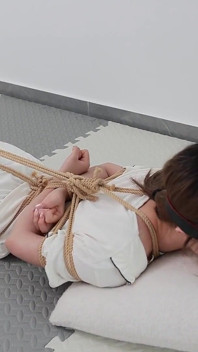 La mia ragazza era legata e legata con la corda, sperimentava un orgasmo vibrante e veniva a piedi nudi.