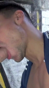Philip a de la chance de se faire baiser par la bite XXL d'un garçon hétéro, croisière en plein air