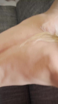 Blonde vrouw laat zichzelf insemineren door de tuinman!