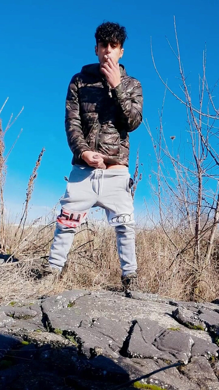 Idmir Sugary: Branlette au ralenti dans la nature en fumant une cigarette