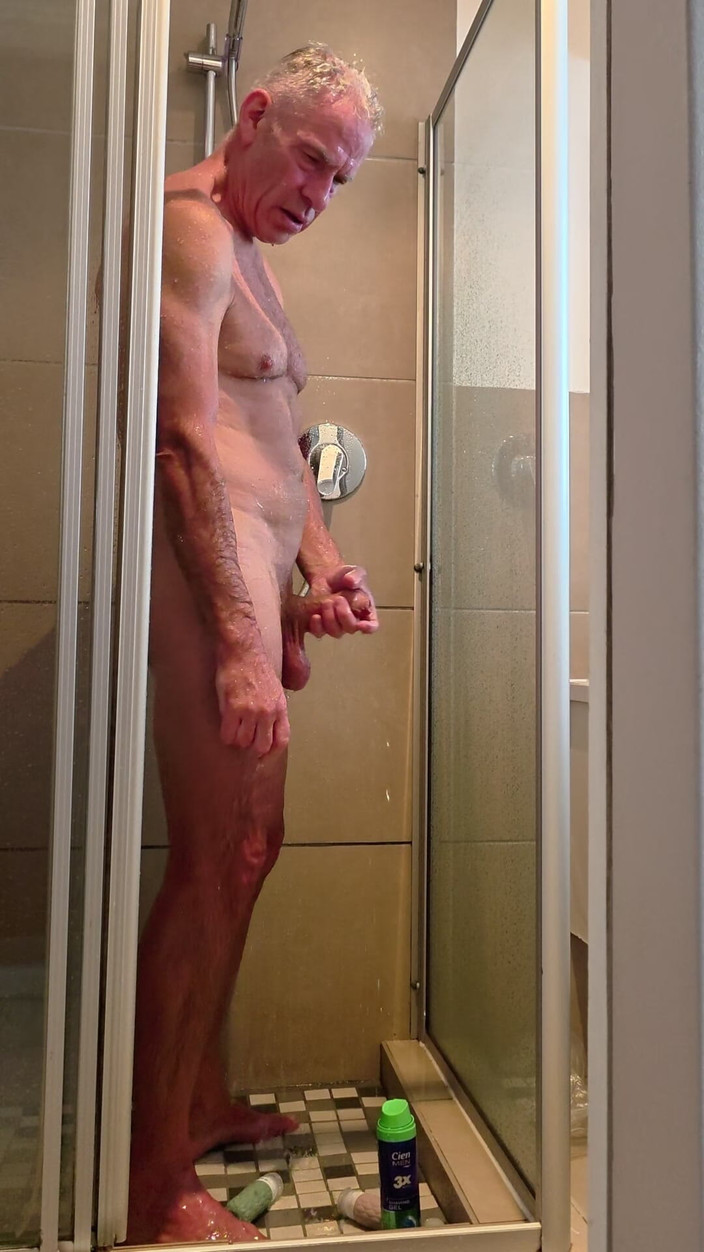 coachjclondon: Treinador Jc tem uma punheta no chuveiro fumegante.