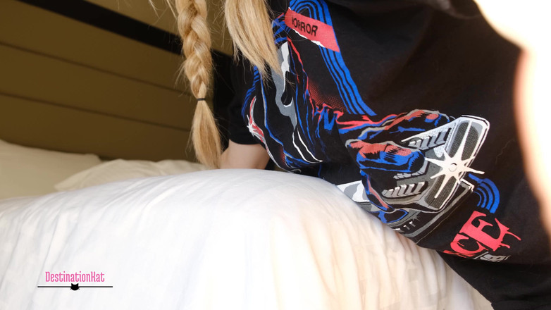 Destination Kat: Cọ xát âm hộ trên giường bỏ qua