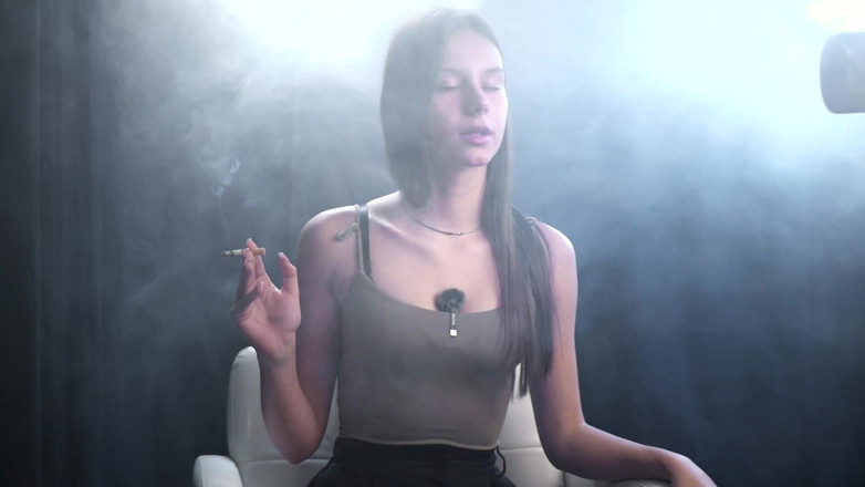 Russian Smokers: Klidné sólo kouření ve studiu s jemným kouřem a přímým...